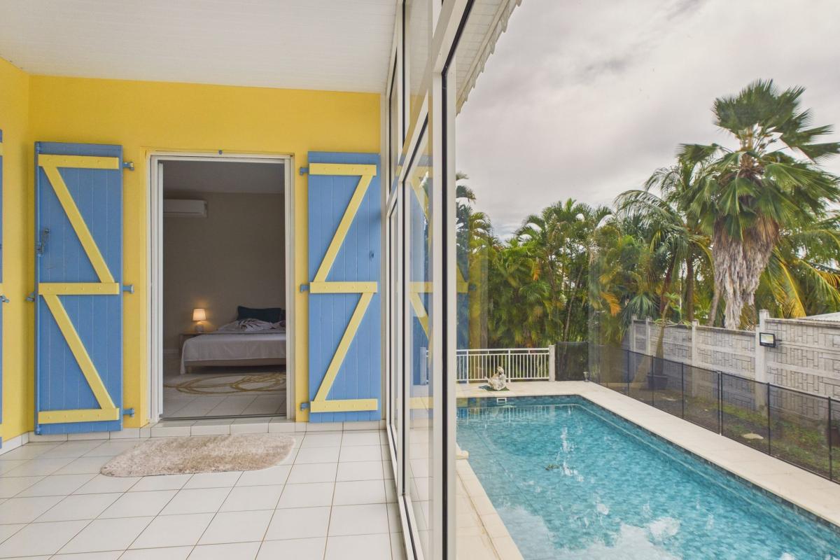 location villa 6 personnes  - terrasse chambre 1 vue piscine